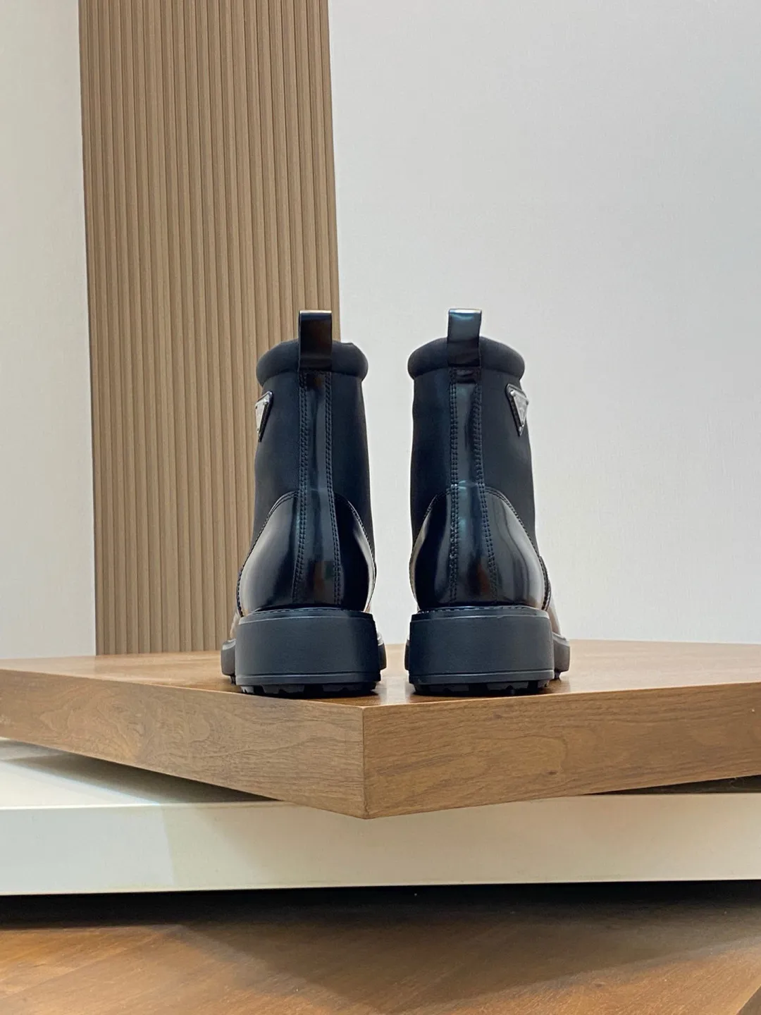 Men's shoes 💰940 PRADA men's latest ultra-light new short wool boots for autumn and winter, two-color blue nylon cowhide leather with eyelets and metal hooks, enameled triangle metal logo, 4m ultra-light serrations Ev a injection rubber concave and convex large particle snowflake pattern anti-slip soles very light and comfortable on the foot Urban modern military boot style design Men's model 39 40 41 42 43 44